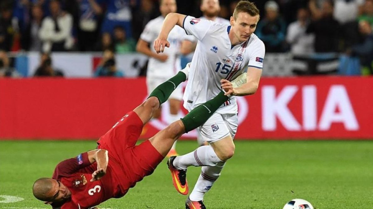 El defensa de Portugal Pepe comete una fea entrada ante el islandés Bodvarsson durante el partido de anoche en Saint Etienne-FRANCISCO LEONG / AFP