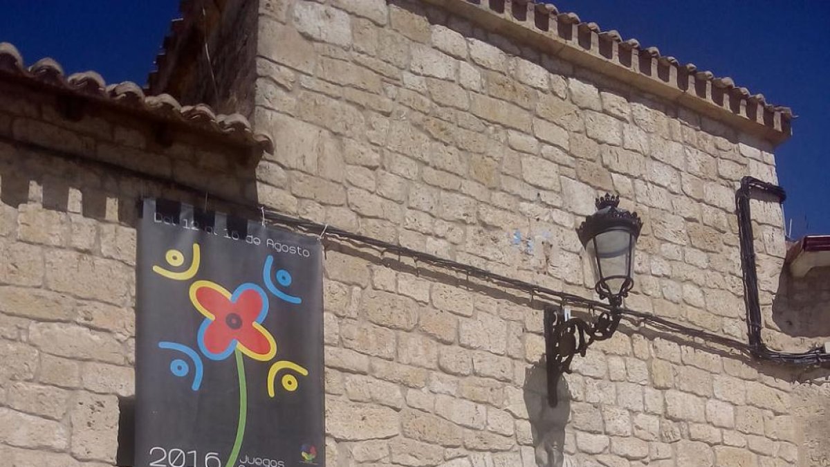 El Arco de la localidad ya luce el cartel anunciador de la nueva edición.-ECB