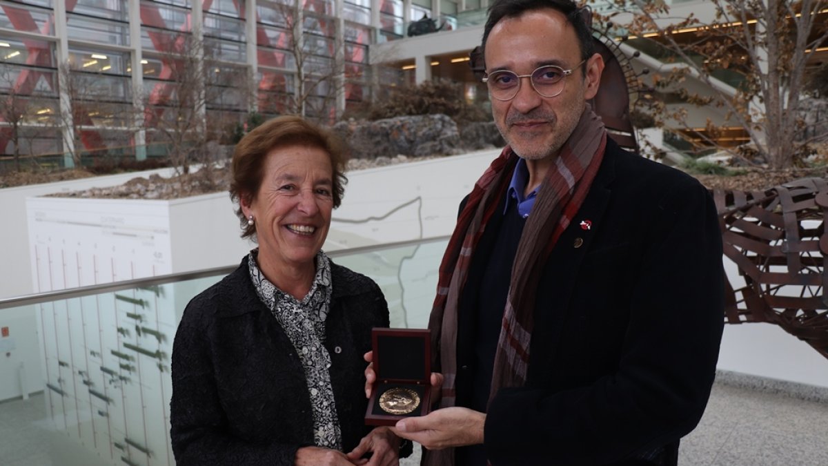 El Premio Nobel de la Paz 2017, Carlos Umaña, visita el MEH en Burgos, y es recibido por la directora-gerente del Sistema Atapuerca, Aurora Martín, a quien mostró la medalla del Premio Nobel de la Paz que recibió en 2017. ICAL