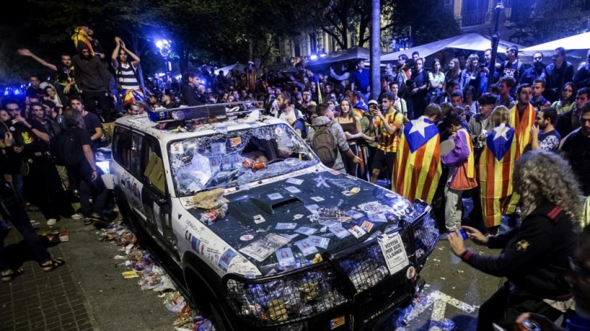Coches de la Guardia Civil destrozados frente a la sede de la consellería.-QUIQUE GARCÍA (EFE)