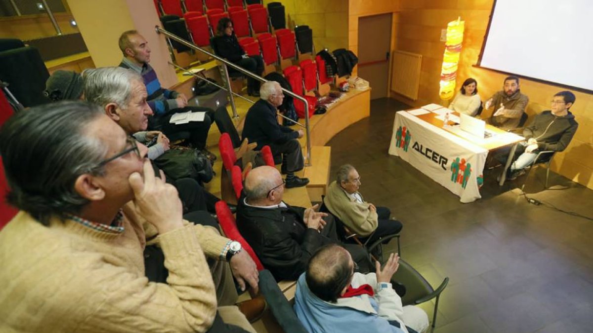 El ya ex presidente dirigió la asamblea extraordinaria en la que se designó a la nueva presidenta.-RAÚL G. OCHOA