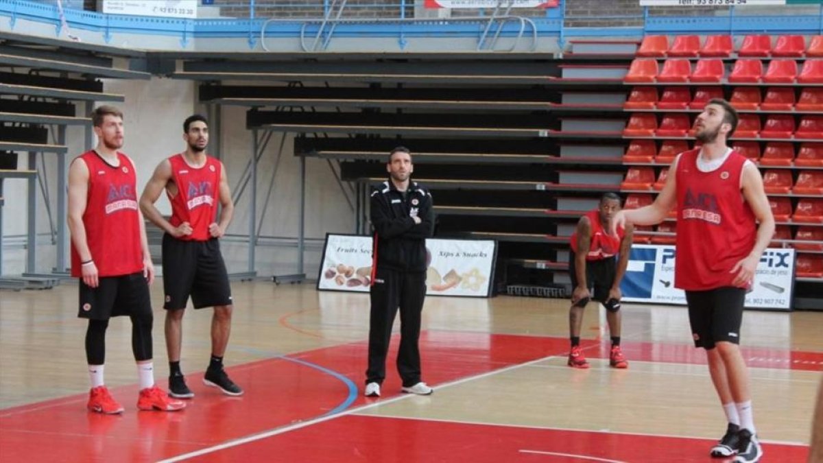 Los jugadores del Manresa y el técnico Ibon Navarro, en el entrenamiento de este jueves-DAMIÀ BADIA