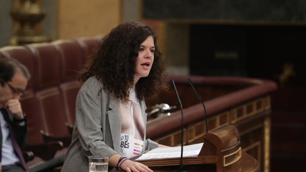 La diputada de Unidos Podemos Sofía Castañón, durante el pleno del Congreso del pasado jueves en el que lució la camiseta.-/ JMA (EFE / ZIPI)