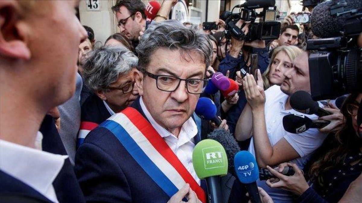 Mélenchon habla con la prensa tras el registro en la sede del partido.-EFE / CHRISTOPHE PETIT
