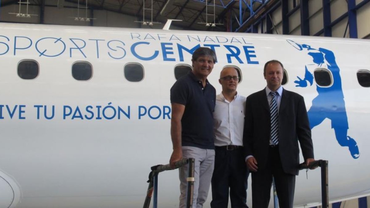 Toni Nadal posa junto a Richard Clark, director comercial de Air Europa, y Victor Barreira, CEO del Rafa Nadal Sports Centre.-EMILIO PÉREZ DE ROZAS
