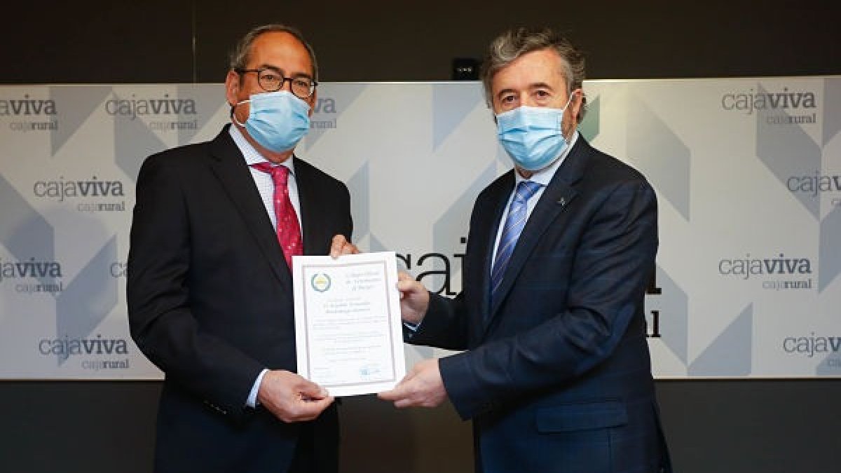 Tomás Fisac hizo entrega del premio a Fernández Mardomingo. SANTI OTERO