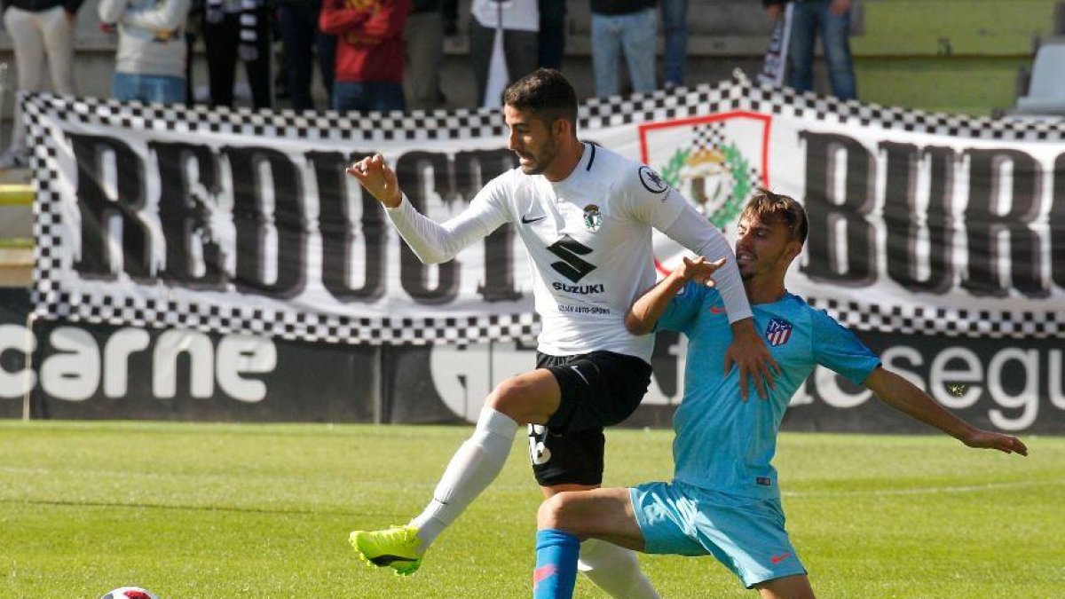 Eneko Undabarrena corta un balón en el choque ante el Atlético de Madrid B.-SANTI OTERO