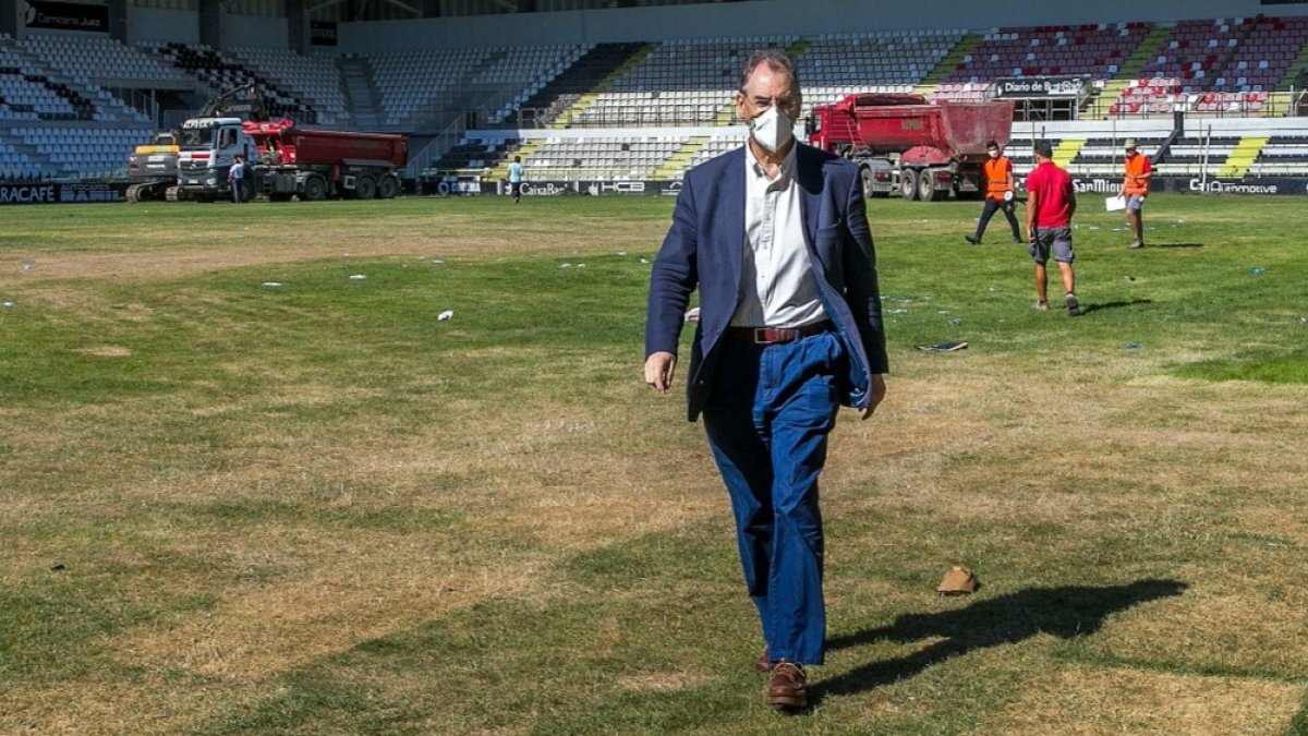 Miguel Ángel Benavente supervisa el inicio de los trabajos en el césped de El Plantío, ayer. TOMÁS ALONSO