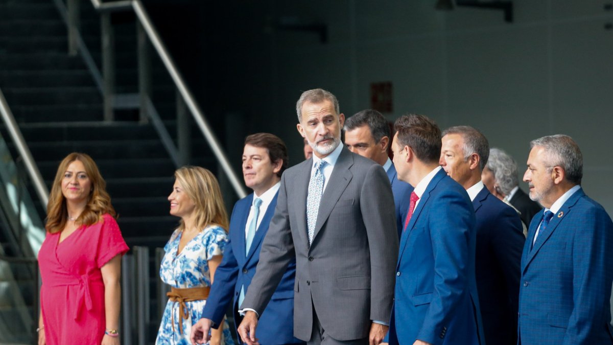 El Rey en la estación de Burgos tras viajar en el primer AVE. SANTI OTERO