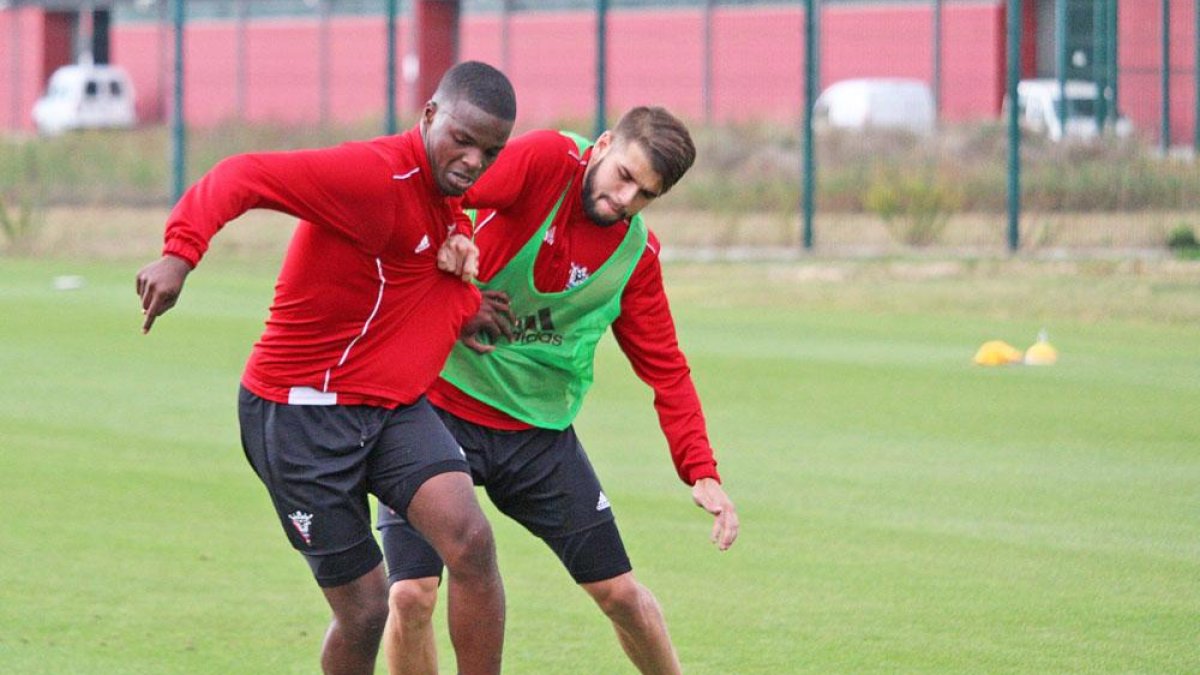 Imagen de uno de los entrenamientos semanales de la escuadra rojilla.-CDMIRANDES.COM