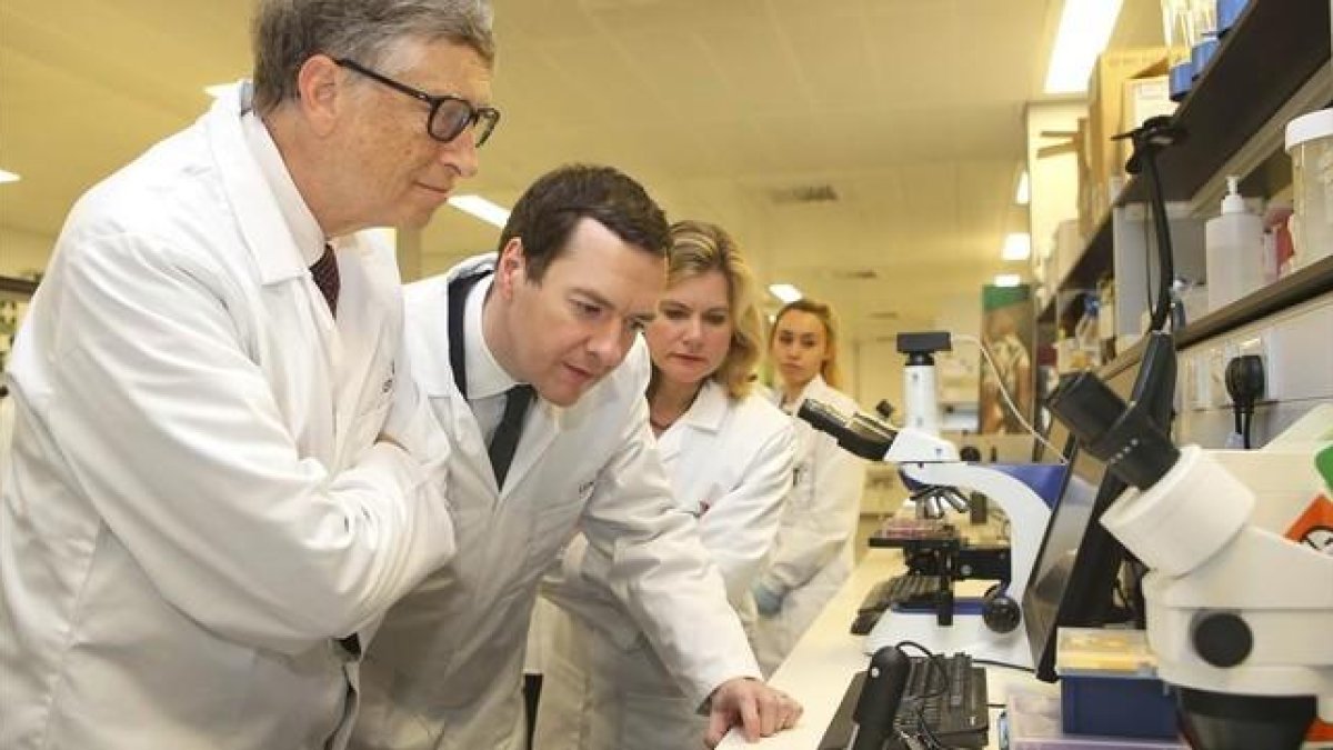 Bill Gates y el ministro George Osborn, ayer, visitando la escuela de medicina tropical de Liverpool.-DAVE THOMPSON