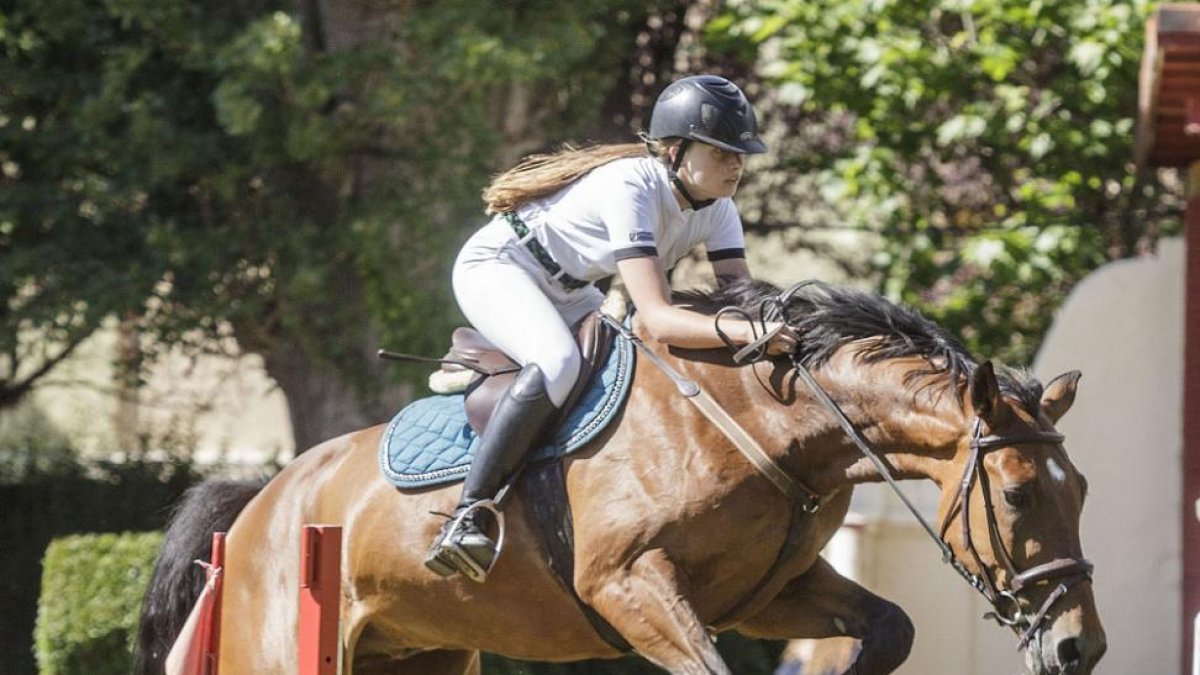 Uno de los binomios participantes supera un obstáculo durantela competición.-SANTI OTERO