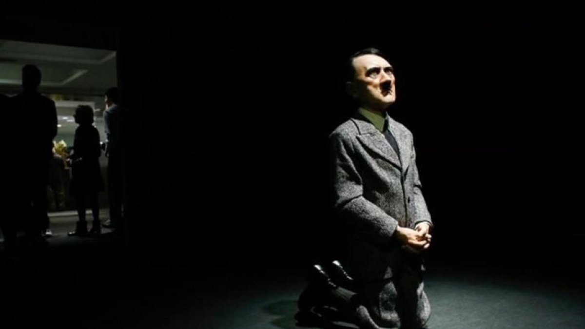 'Él', la estatua de Hitler de Cattelan que se ha vendido por 15 millones.-