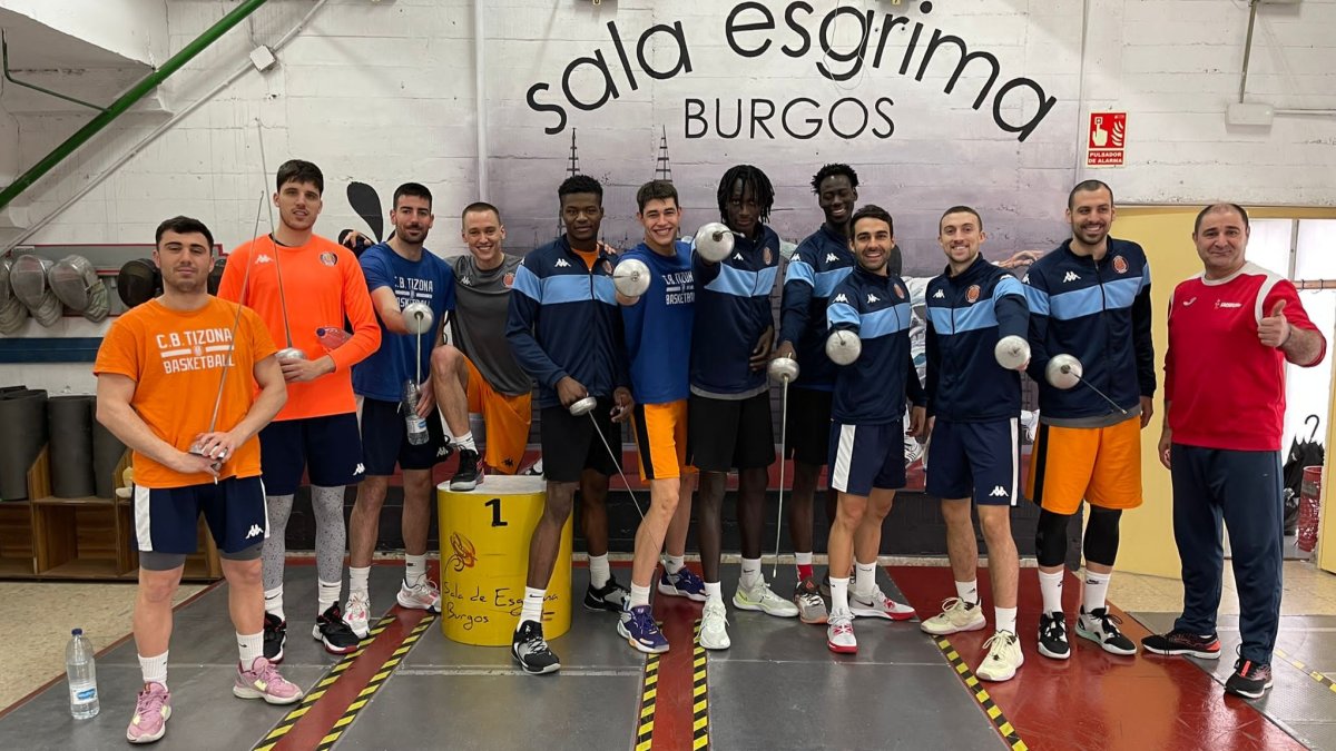 La plantilla burgalesa visitó la Sala de Esgrima Burgos. SAESBU