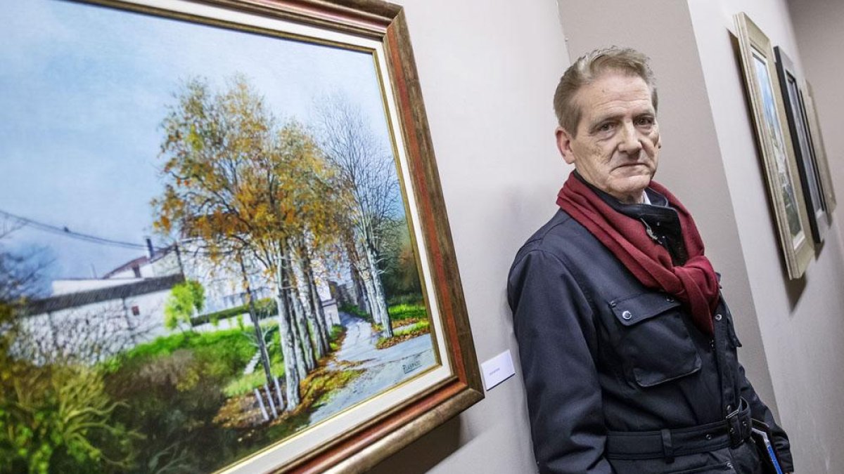 Pablo Labrado posa junto a una de las piezas de su exposición.-SANTI OTERO