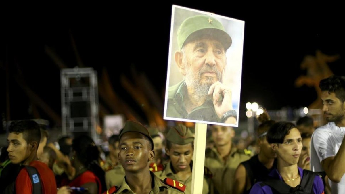 Participantes en el acto en memoria de Fidel Castro en Santiago de Cuba.-IVAN ALVARADO / REUTERS