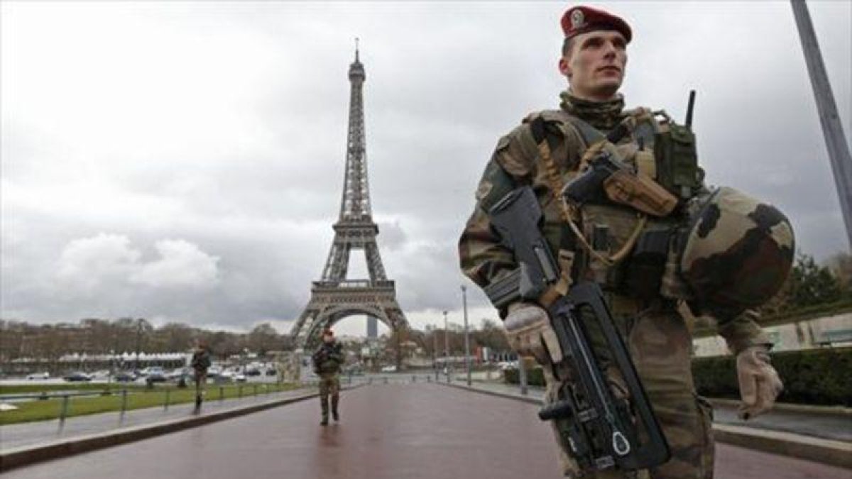El despliegue adicional de 1.600 policías ha sido ostensible en Francia tras las matanzas de París y de Niza.-REUTERS / PHILIPPE WOJAZER