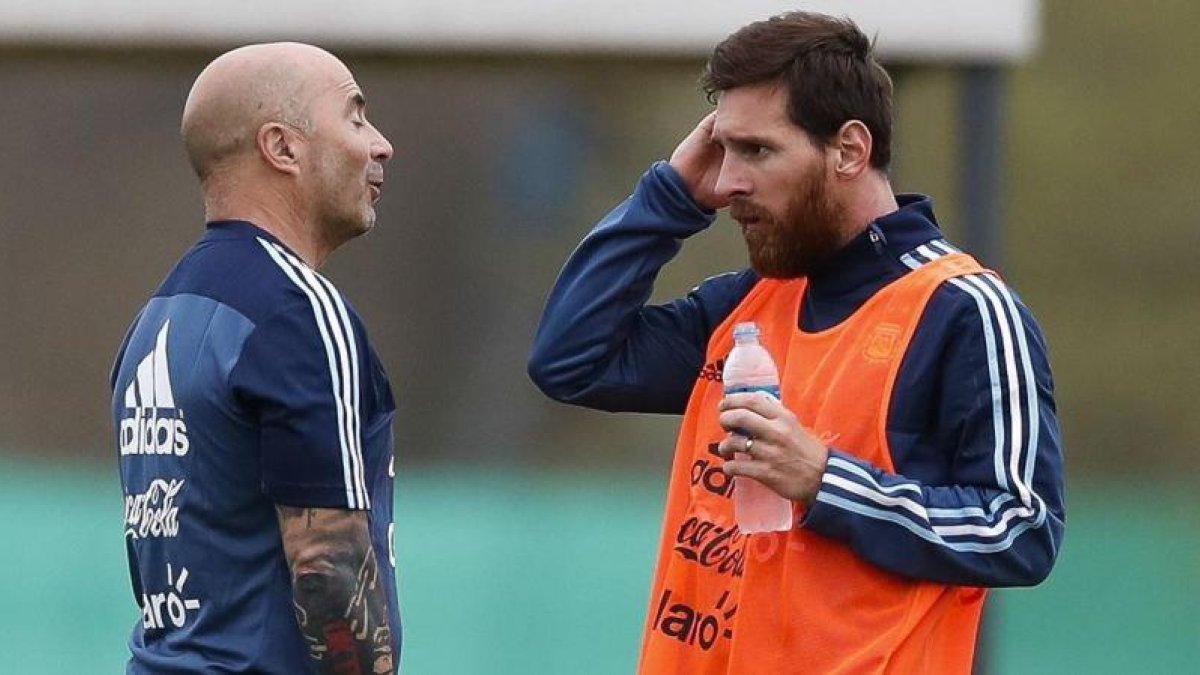 Sampaoli y Messi, en un entrenamiento de la selección argentina.-EFE / DAVID FERNÁNDEZ
