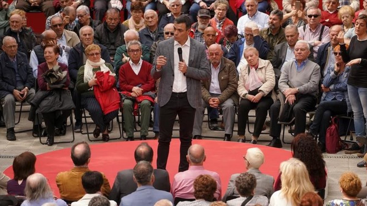 Pedro Sánchez, este lunes durante un acto en un centro de mayores de Leganés (Madrid).-JOSÉ LUIS ROCA