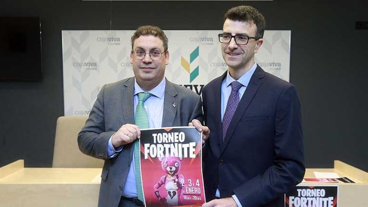 Germán Martínez y Rubén Martínez posan con el cartel del torneo.-RAÚL G. OCHOA