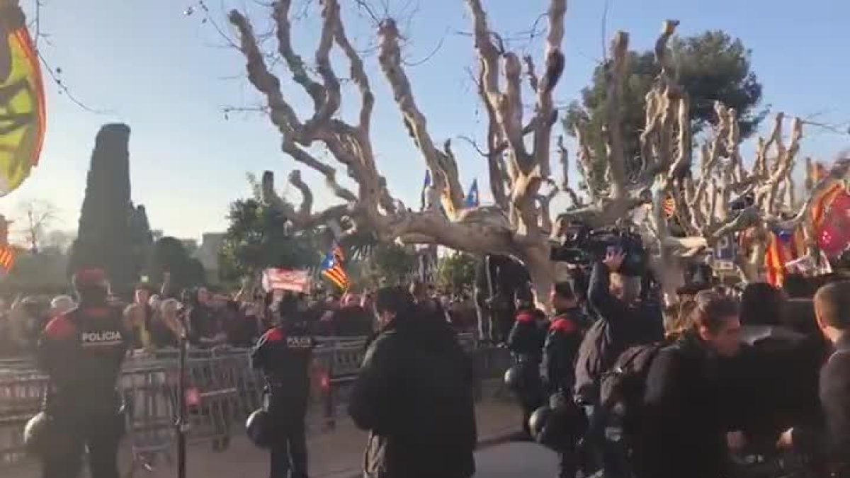 Manifestantes independentistas irrumpen en el parque de la Ciutadella.-EL PERIÓDICO