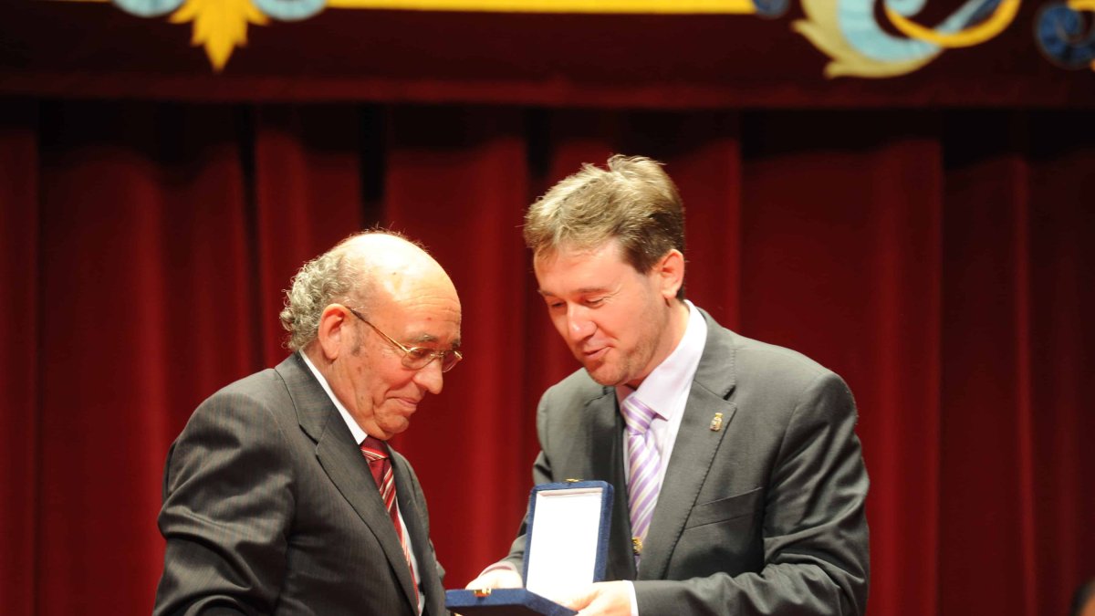 El alcalde Javier Lacalle le entregó la Medalla de Oro de la ciudad.