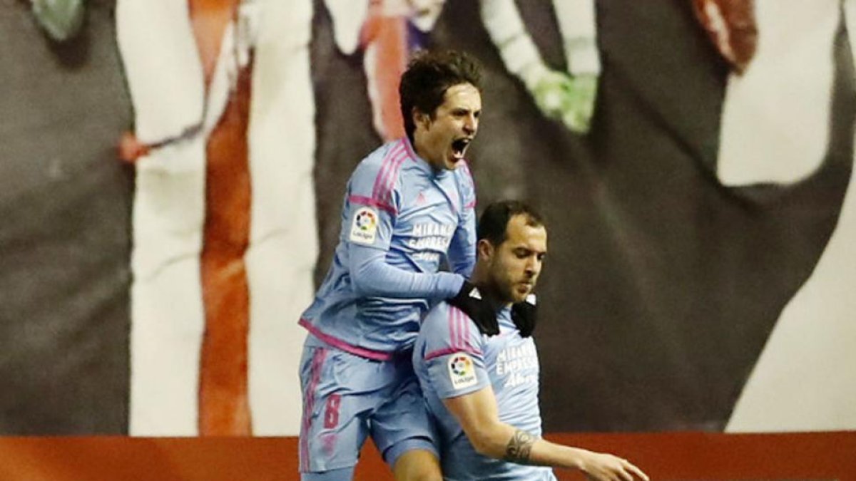 Sangalli, autor del gol de la victoria, celebra junto a Urko Vera el empate.-LFP