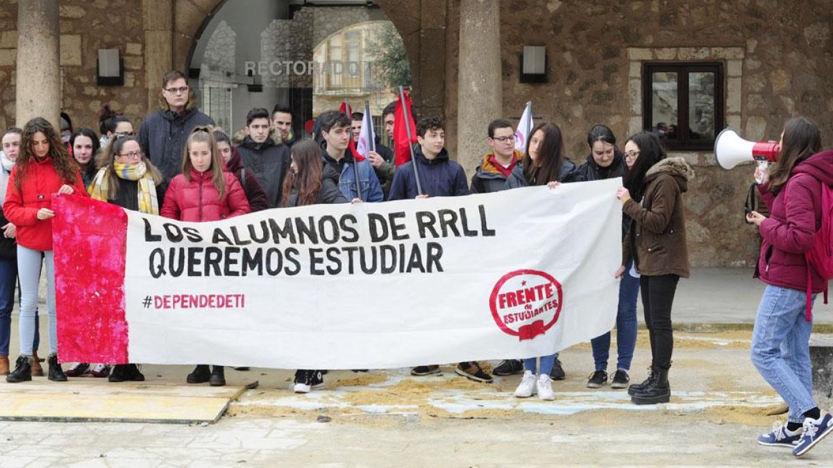 El Frente de Estudiantes se concentró ayer, a las 12 del mediodía, justo antes de reunirse con el rector de la UBU, Manuel Pérez Mateos.-ISRAEL L. MURILLO