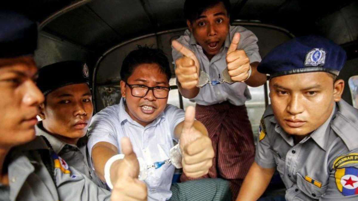 Los reporteros birmanos de la agencia Reuters Wa Lone i y Kyaw Soe Oo posan antes de abandonar el tribunal del distrito de Insein luego que la Justicia birmana los condenó a siete anos de prision acusados de vulnerar la Ley de Secretos Oficiales.-LYNN BO BO (EFE)