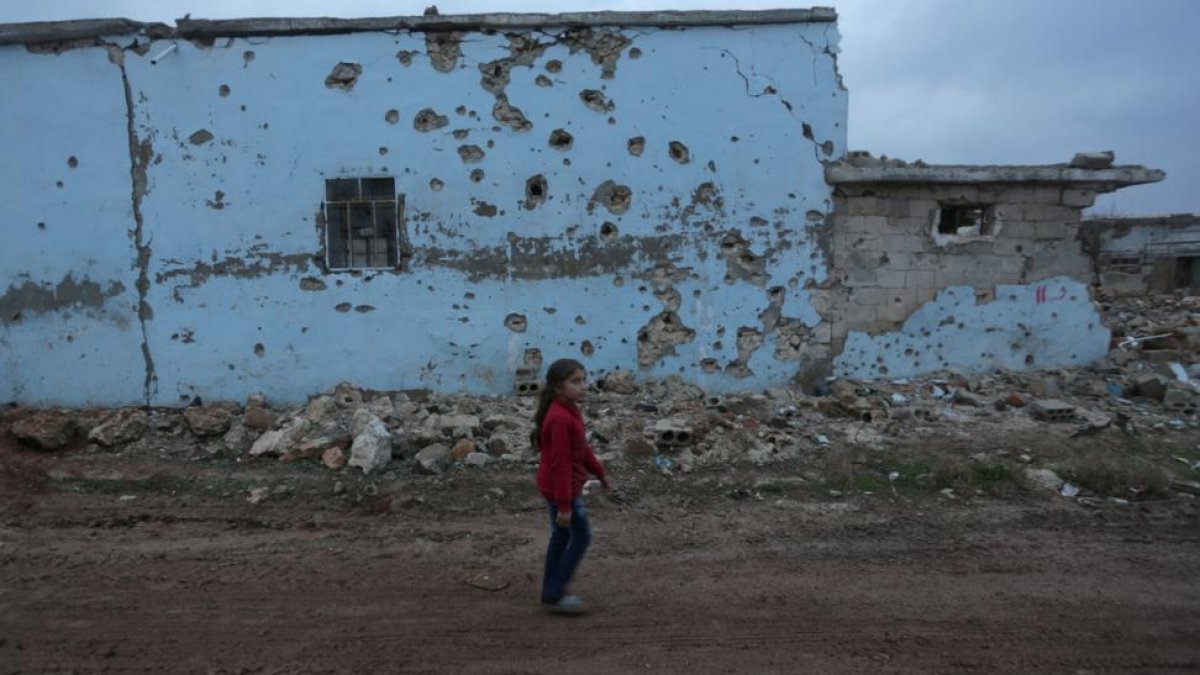Una niña camina en la localidad de Al Rai, al norte de Alepo.-KHALIL ASHAWI / REUTERS