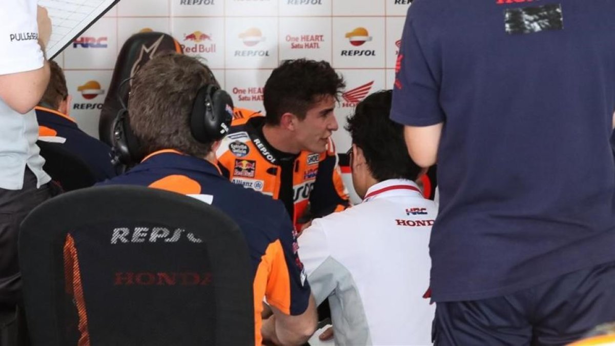 El tricampeón de MotoGP, el catalán Marc Márquez (Honda), conversa hoy con su equipo técnico las sensaciones que le transmite la moto.-ALEJANDRO CERESUELA