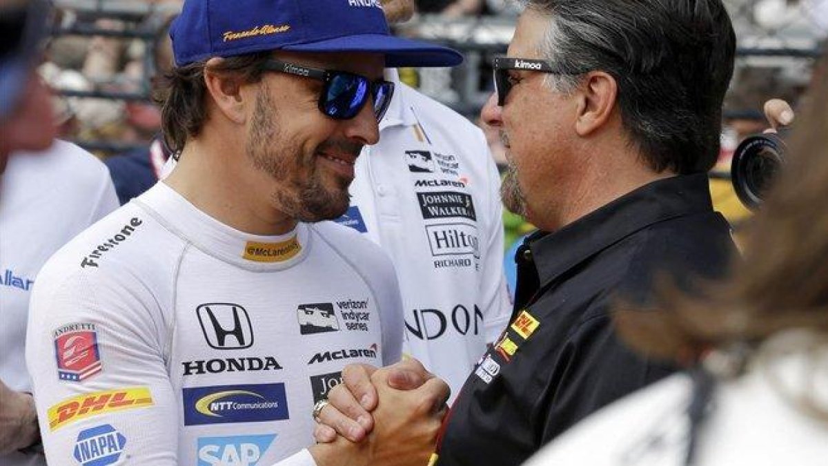 Fernando Alonso y Michael Andretti ya estuvieron juntos, en Indianápolis, en el 2017.-AP / MICHAEL CONROY