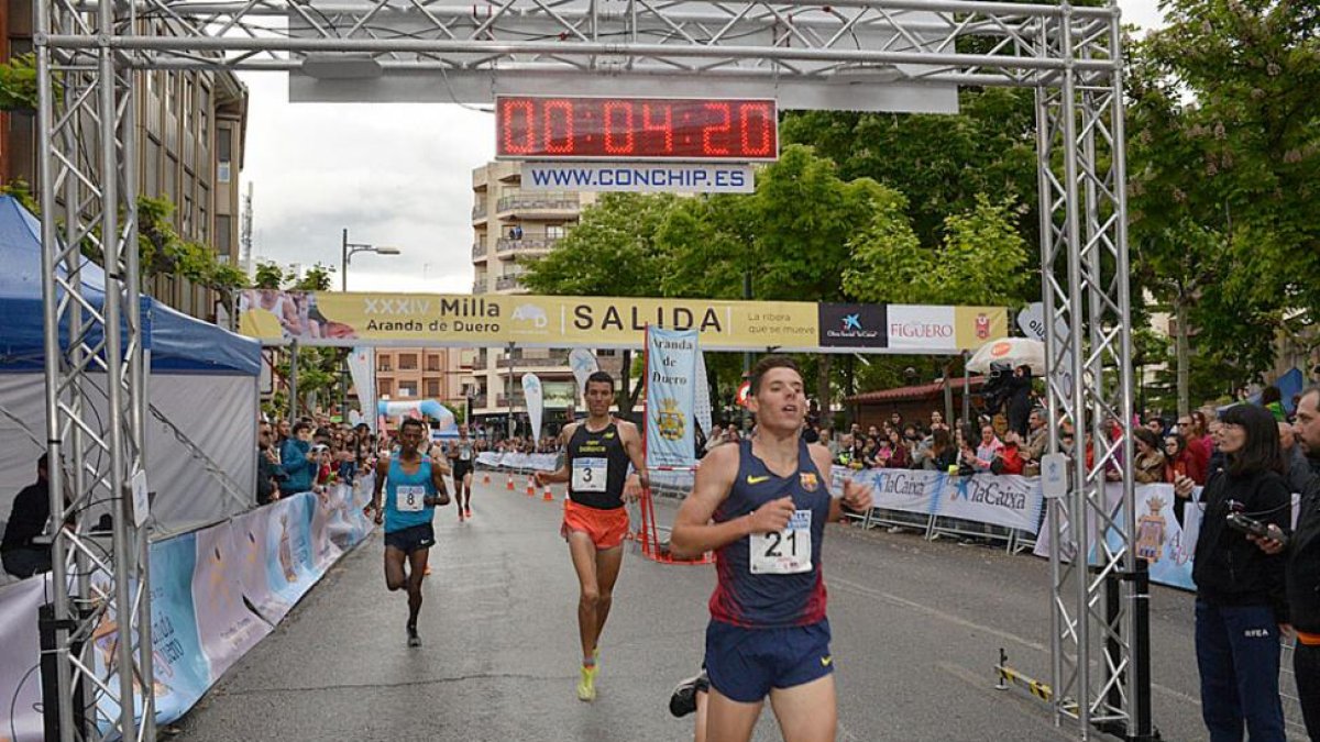 Marc Alcalá atraviesa victorioso la línea de meta superando en el esprint a Mechaal y Kifle-Alberto Calvo