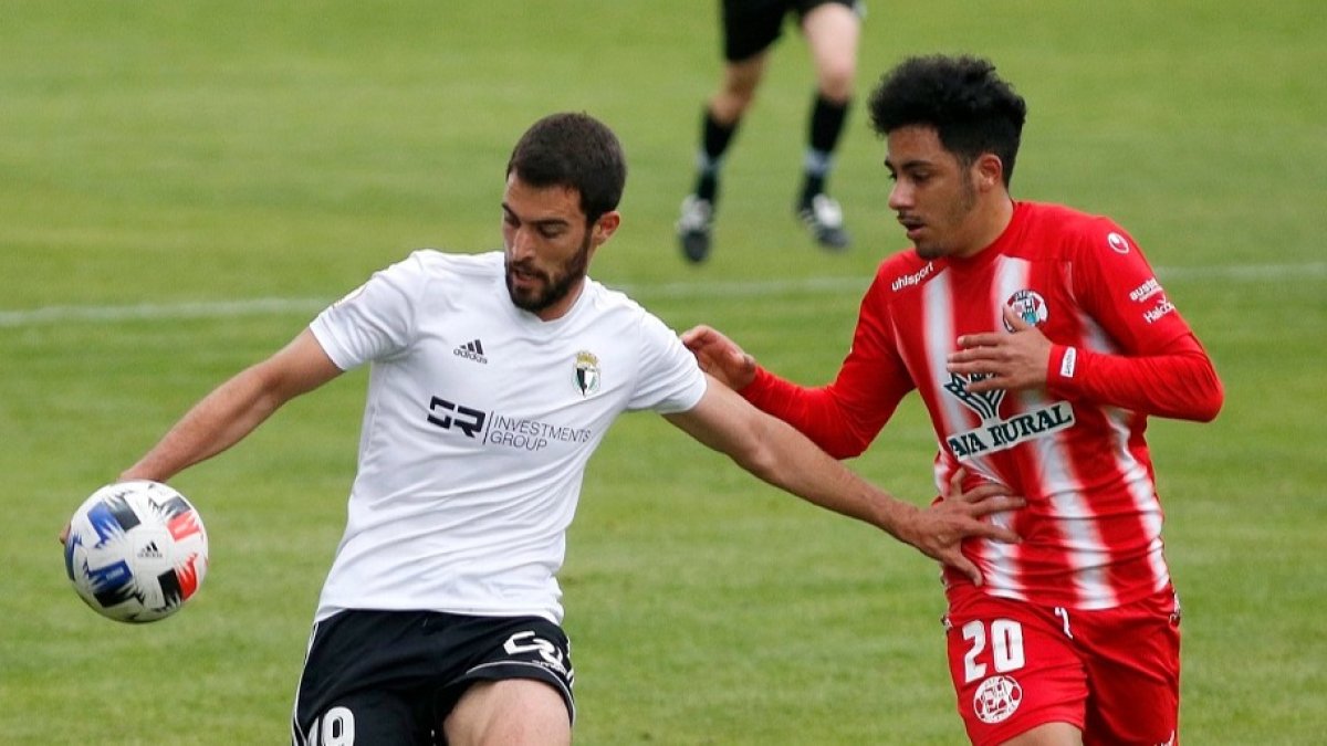 Claudio controla el balón. SANTI OTERO