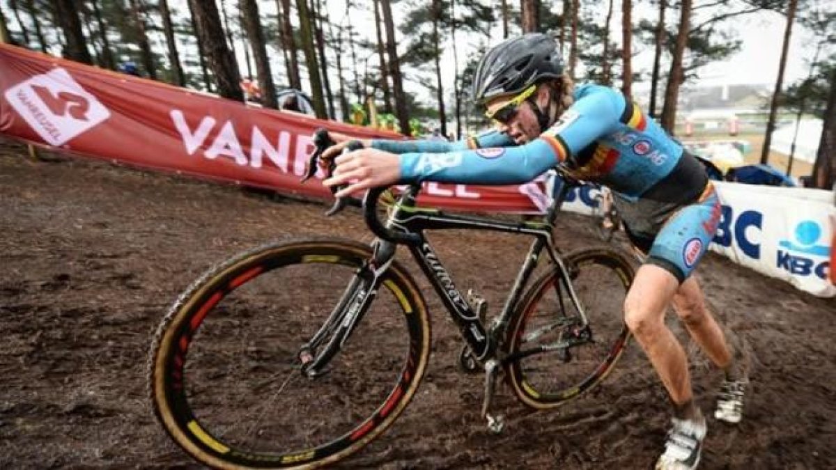 La ciclista belga Femke Van Den Driessche durante la prueba de cicclocross en Heusden-Zolder en la que la UCI ha descubierto un motor escondido en su bicicleta.-