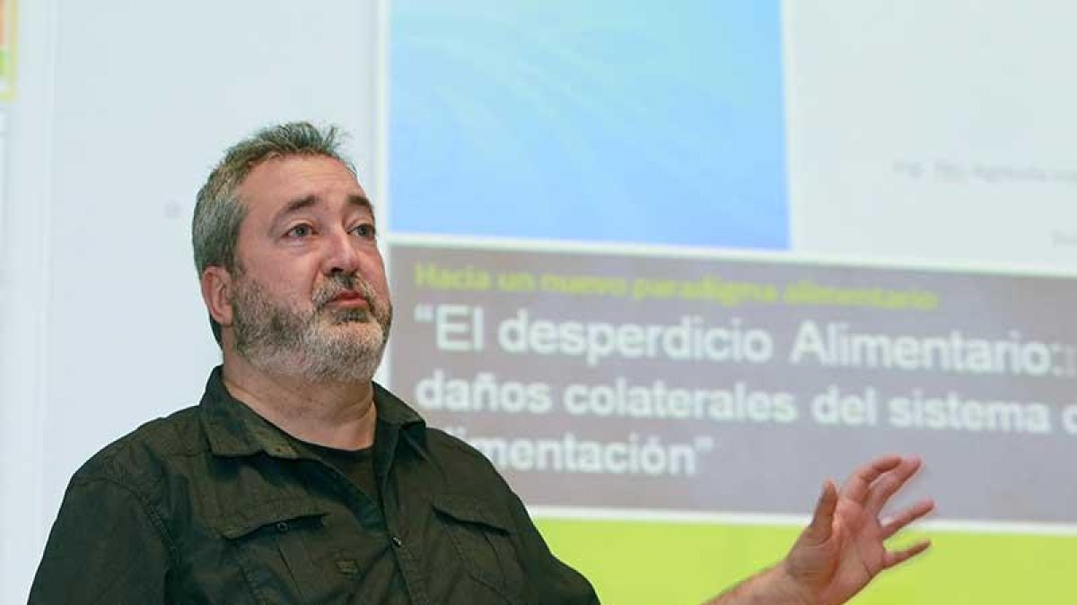 El ingeniero agrícola durante la charla que ofreció ayer en Burgos.-R. O.