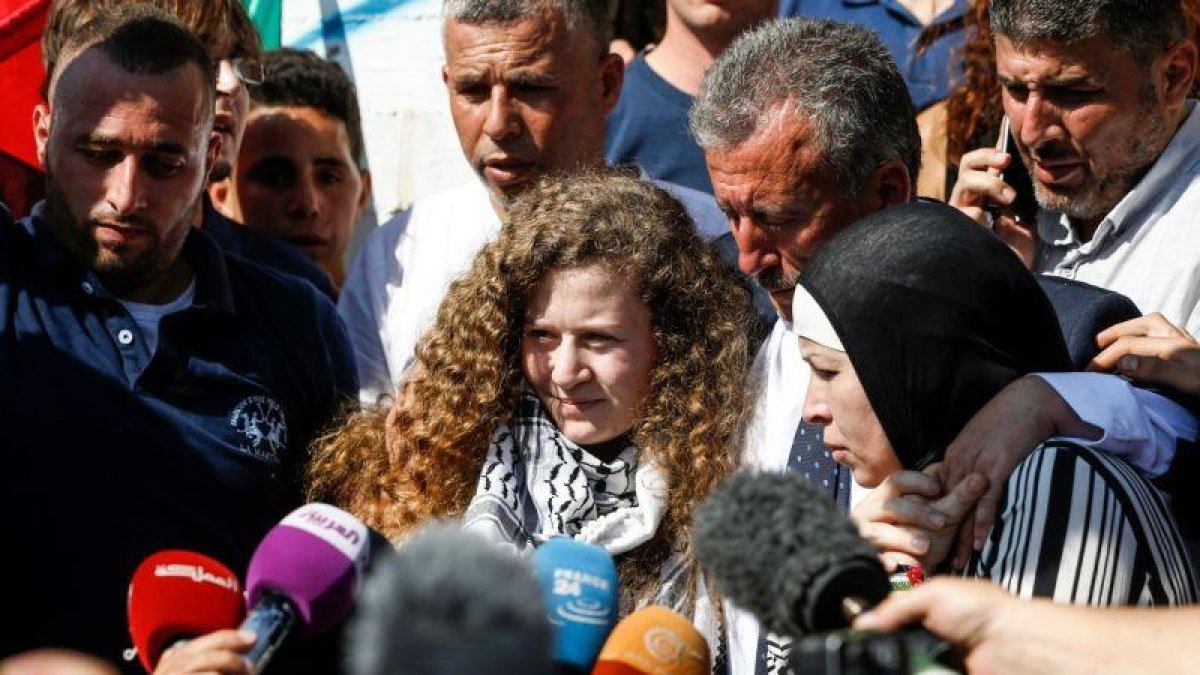 Ahed Tamimi atiende a los periodistas tras salir de la cárcel, donde ha permanecido siete meses y dos semanas.-AFP / ABBAS MOMANI (AFP)
