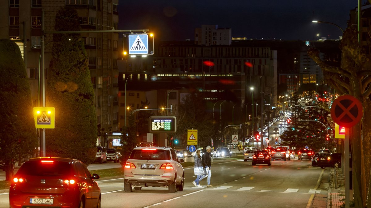 La avenida Cantabria, a la altura del número 56, donde existe un paso de peatones iluminado. SANTI OTERO