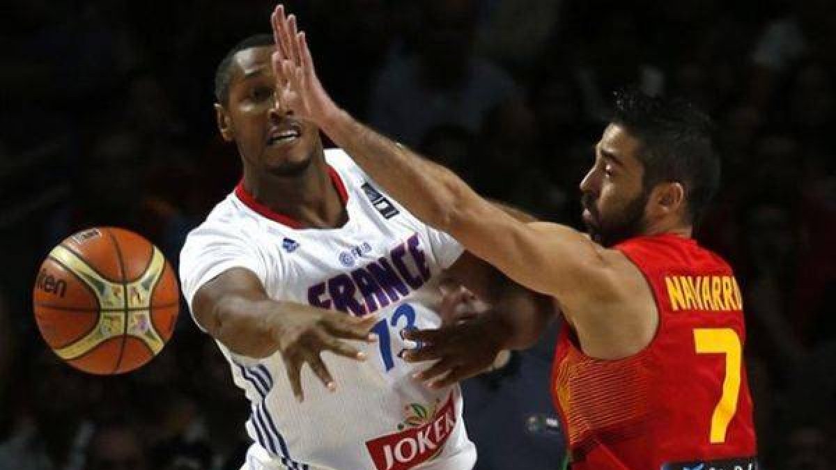 Juan Carlos Navarro, en acción, en la derrota española ante Francia, en la cita mundialista masculina, del pasado verano.-Foto: DAVID CASTRO