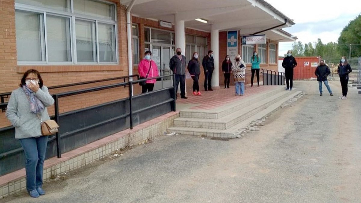Un grupo de vecinos se moviliza frente al consultorio médico de Salas de los Infantes, en plena pandemia, para reivindicar una salud pública rural de calidad. ICAL