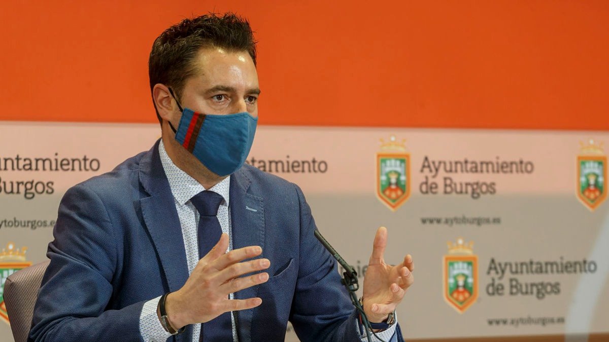 De la Rosa dio cuenta ayer de la contratación de la redacción de la modificación del Plan General Urbano. SANTI OTERO