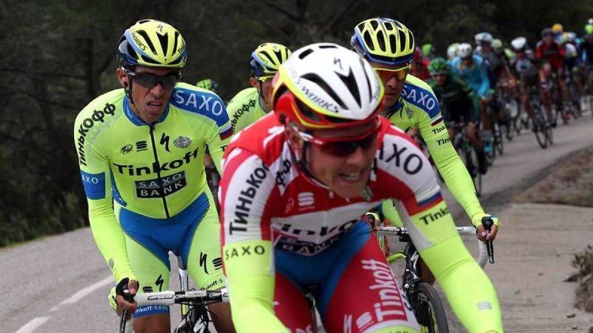 Contador arorpado por su equipo.-EFE