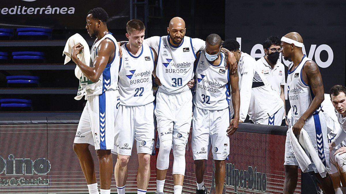 Horton abandona la cancha del Tenerife ayudado por Rabaseda y Renfroe. ACB PHOTO / E. COBOS