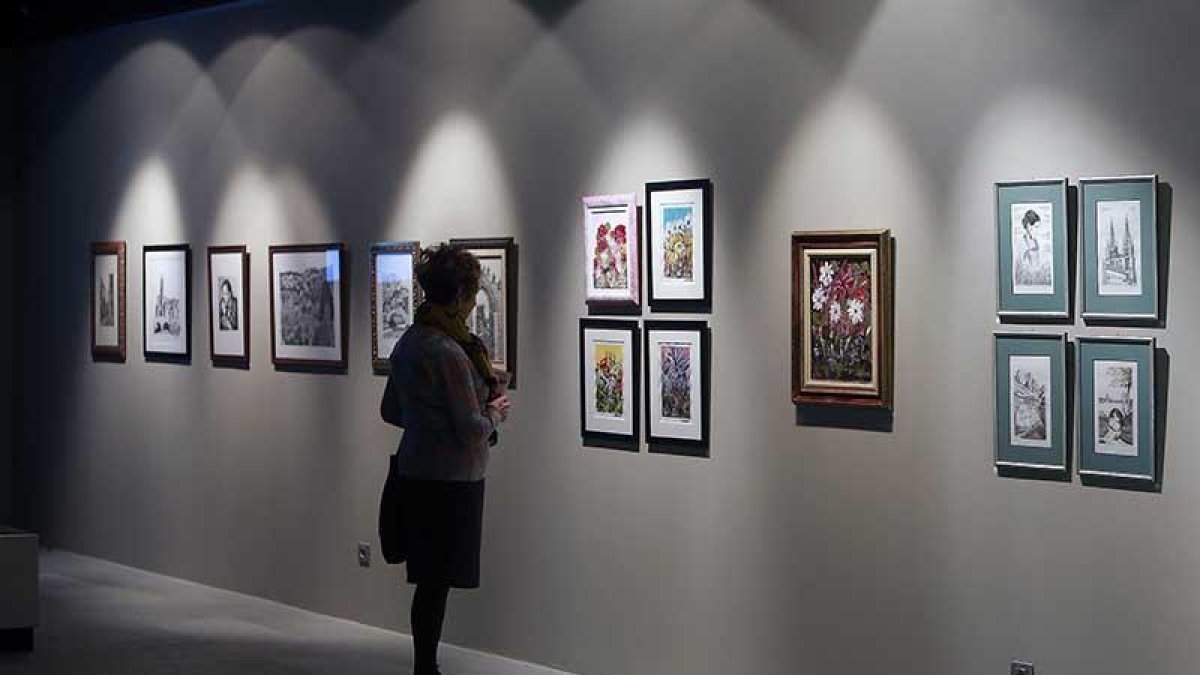 ‘Arte para no olvidar’ reúne 44 óleos, acrílicos y plumillas del pintor burgalés y vestirá las paredes de la Sala Círculo Solidario (plaza de España) hasta el viernes.-Raúl Ochoa
