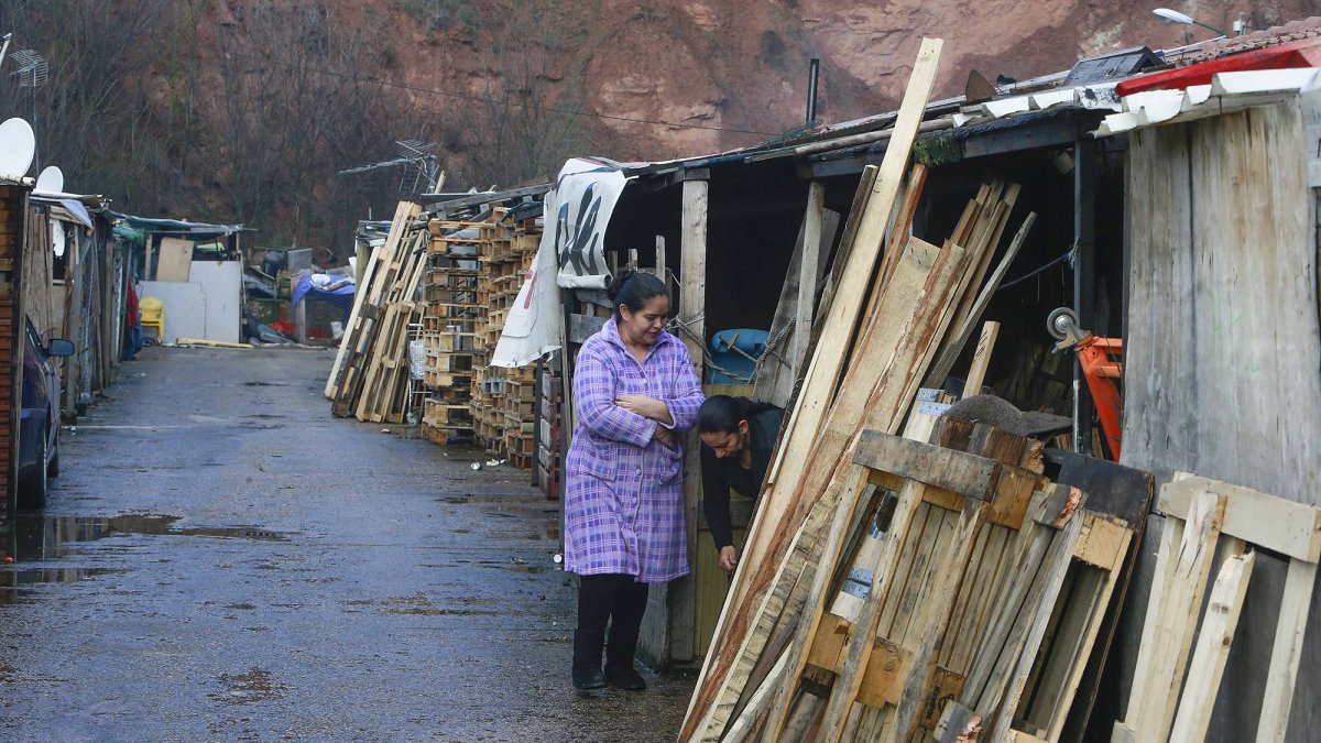 Dos mujeres en una de las infraviviendas del poblado chabolista, en la antigua carretera de Quintanadueñas. RAÚL G. OCHOA