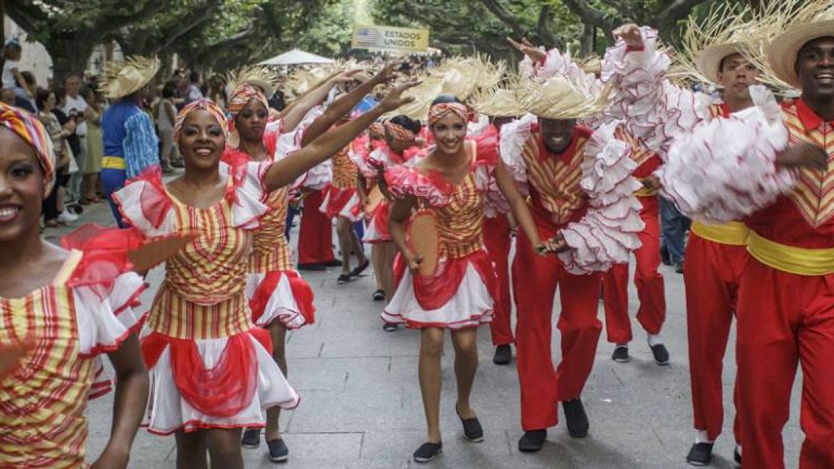 La Compañía Folclórica Camagua de Camagüey (Cuba) demostró una vez más que le sobra energía y animó con desparpajo el paso bajo los plátanos del Espolón.-Santi Otero