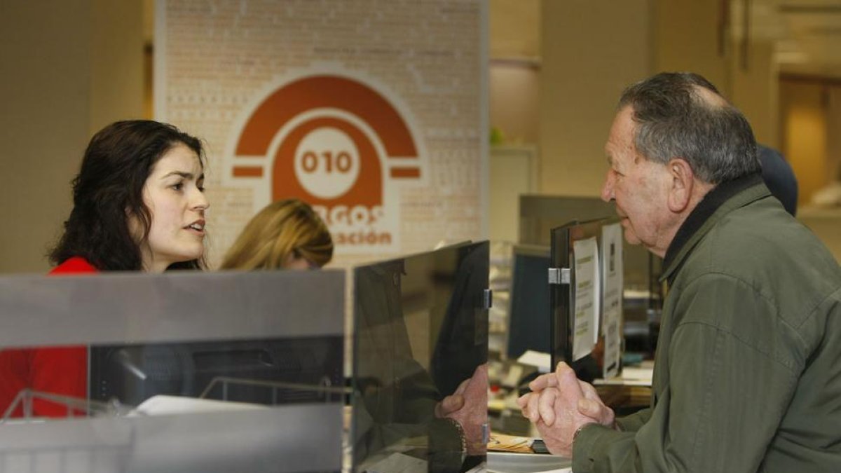 Un ciudadano consulta presencialmente en el servicio 010, en una imagen de archivo.-RAÚL G. OCHOA