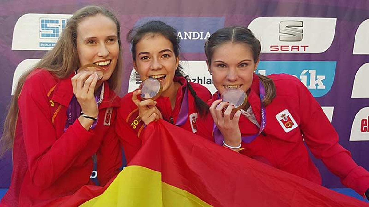 Marina Peña, en el centro, posa con sus compañeras de selección española en Podebrady-ECB