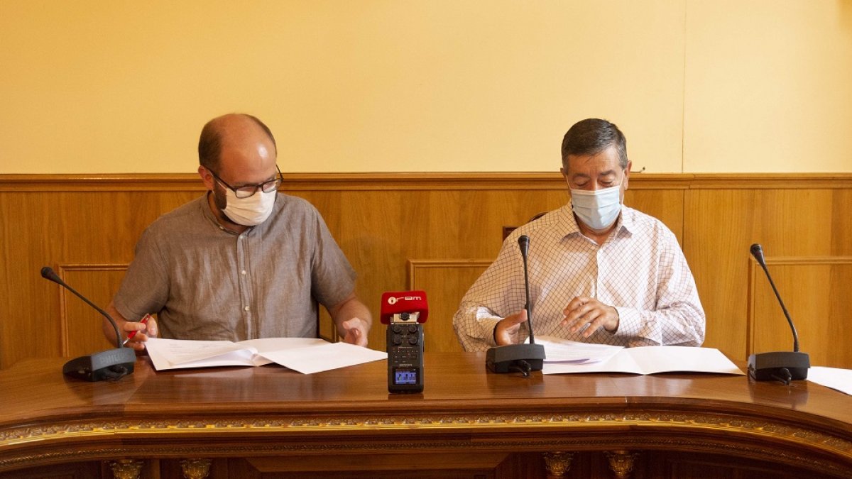 El alcalde, Isaac Angulo y el presidente de AEDCORO, Ramón Gil.