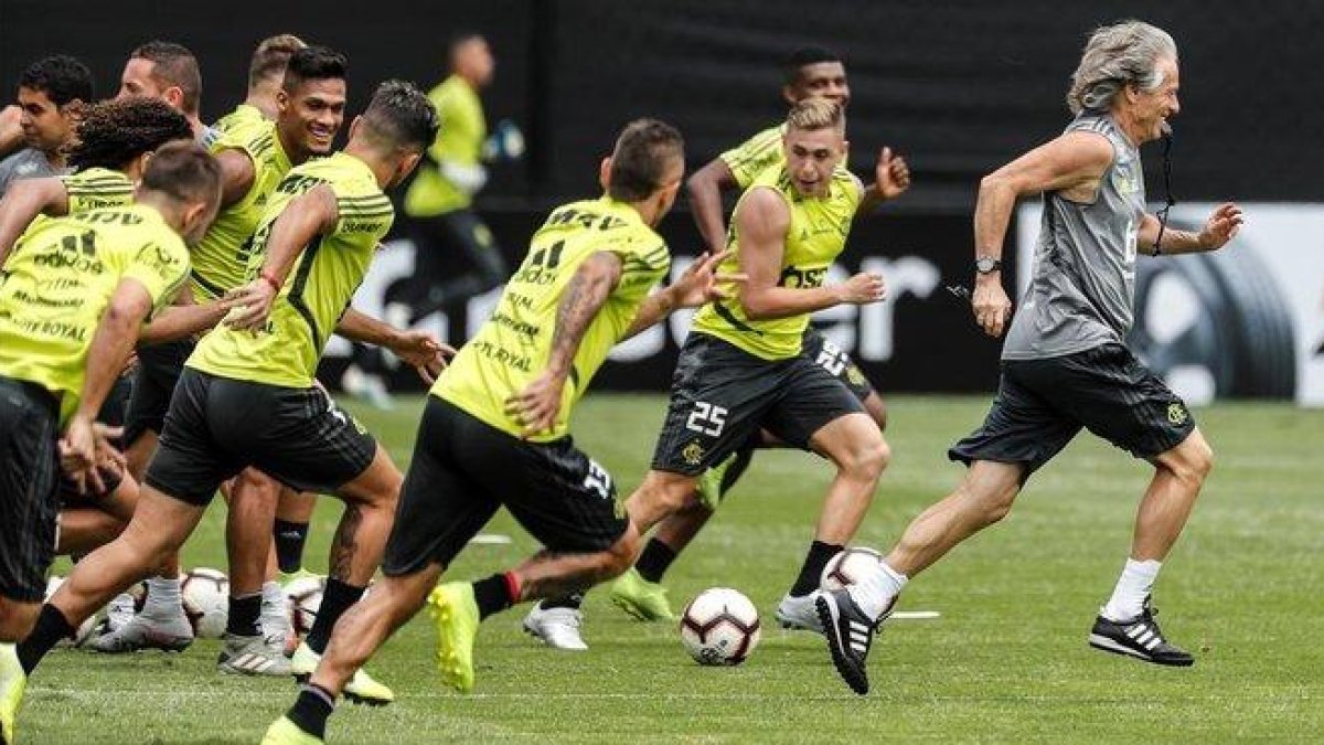 Jorge Jesús (derecha) dirige el último entrenamiento del Flamengo en Lima.-EFE